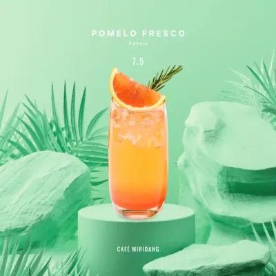 Bebidas veraniegas con un fondo verde tropical