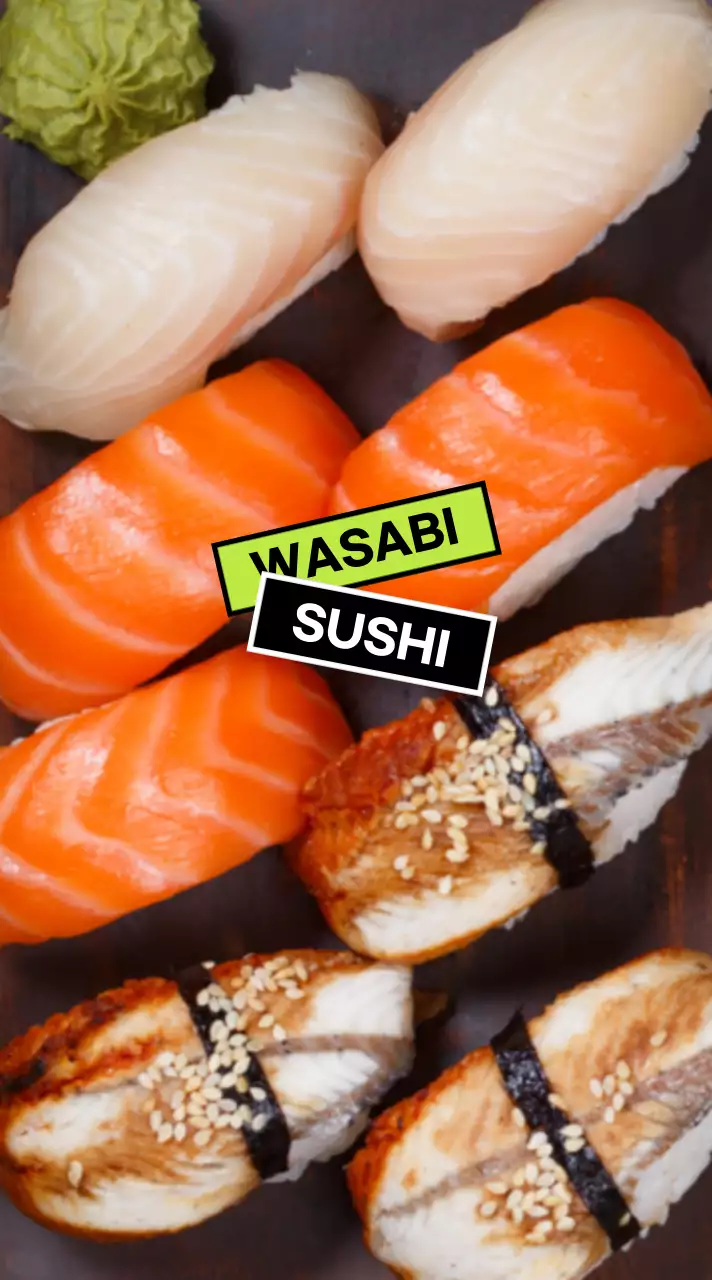 Sushi variado com etiquetas verdes e pretas