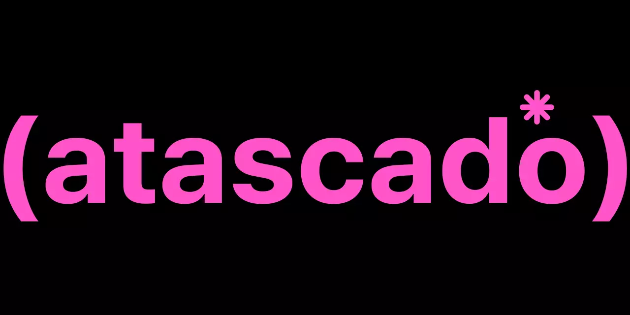 Logotipo de la tienda con corchetes y texto en rosa y negro
