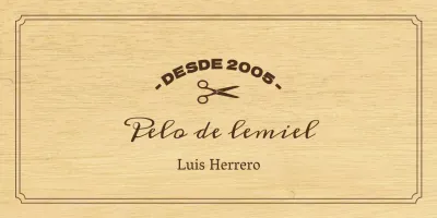 Letrero de peluquería de aspecto clásico con texto en negro e ilustración de unas tijeras.