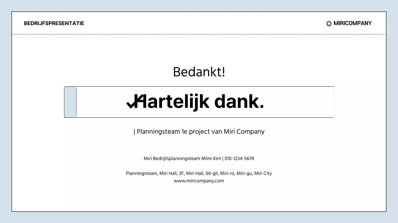 Strakke zakelijke rapporten in lichtblauw en zwart