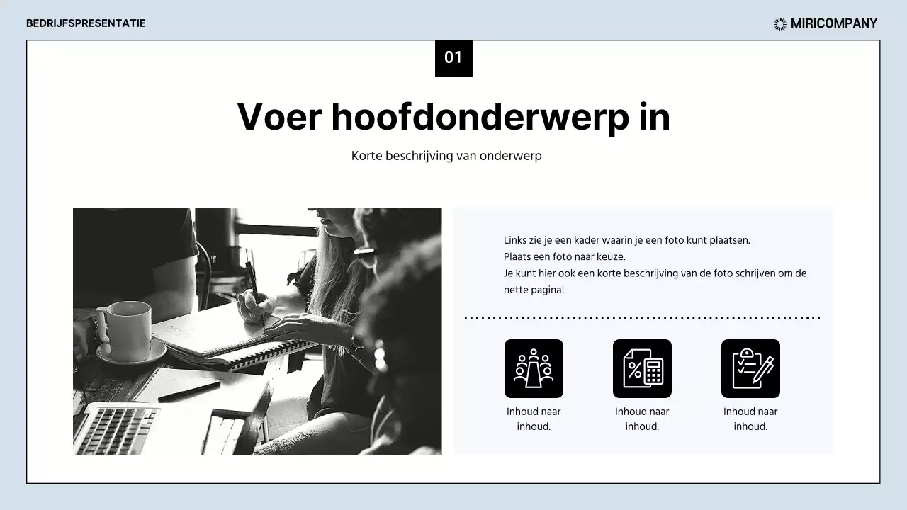 Strakke zakelijke rapporten in lichtblauw en zwart