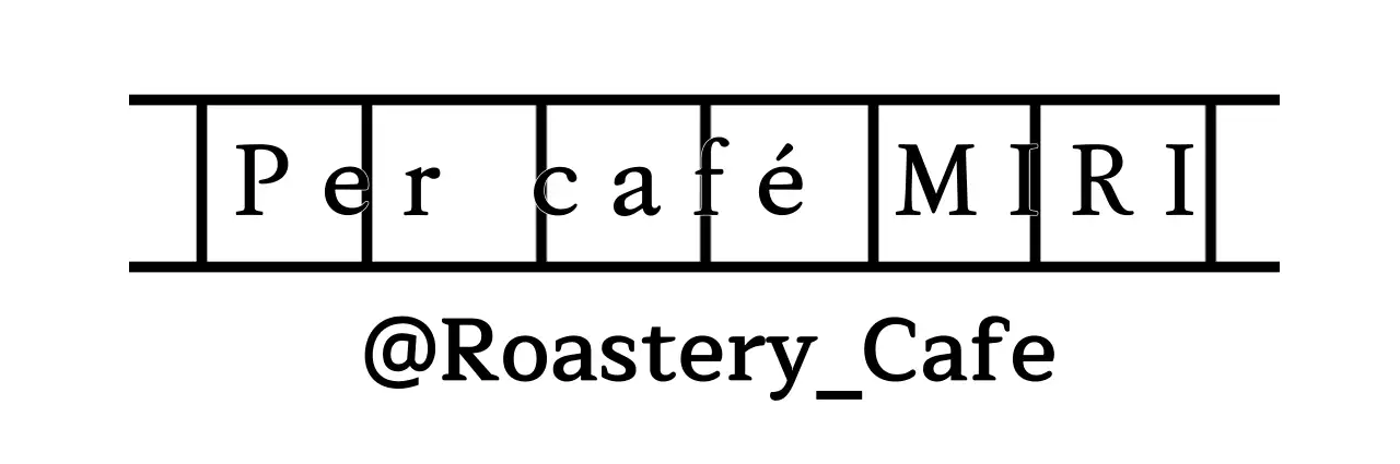 Cafe merchandise met het cafe logo op zwart handschriftpapier.