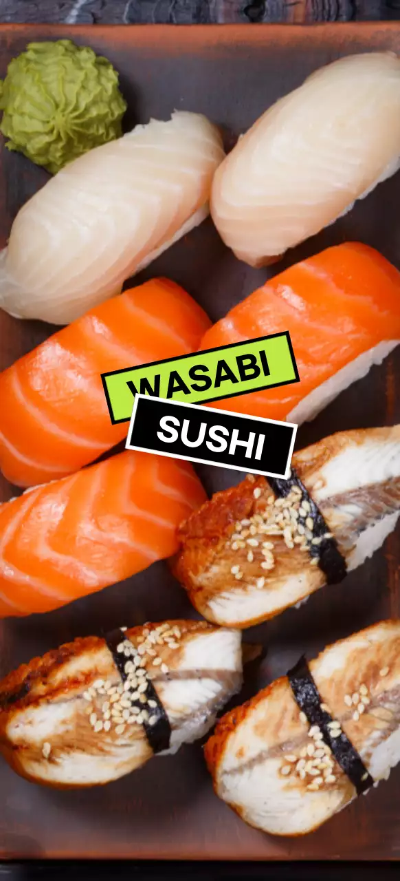 Sushi variado com etiquetas verdes e pretas