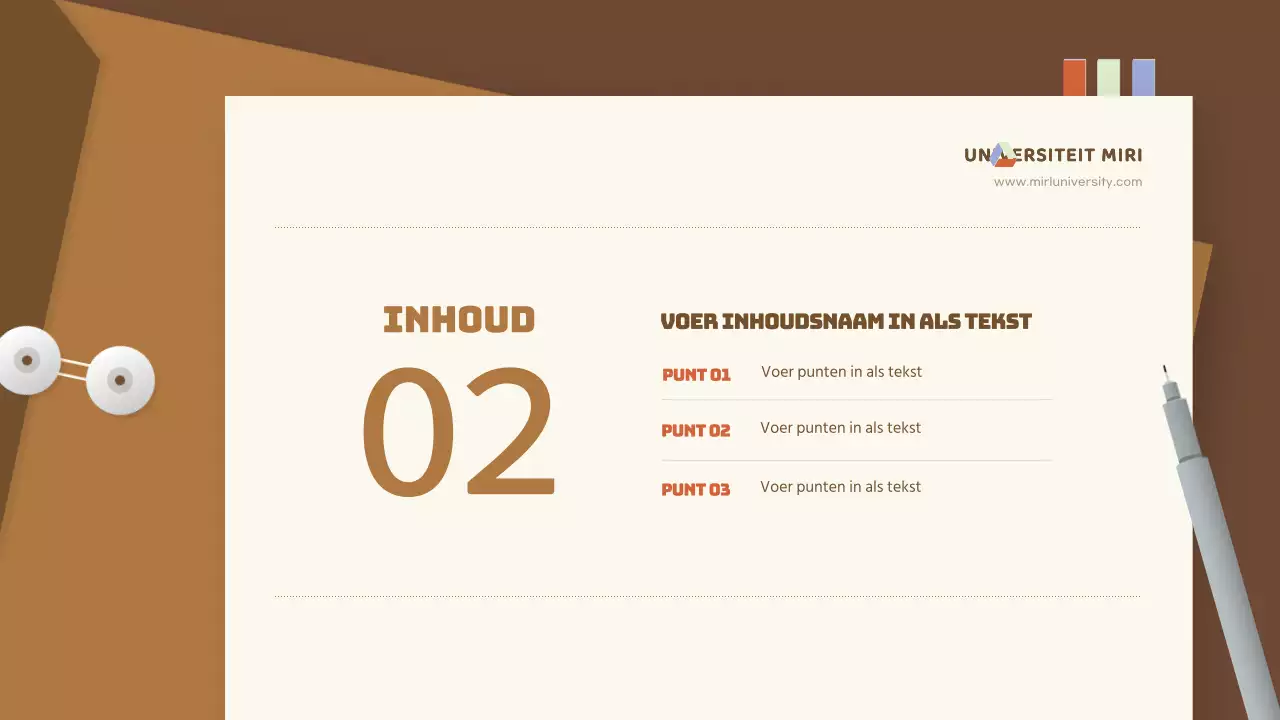 Keurig bedrijfsonderzoek in een bruine aktetas