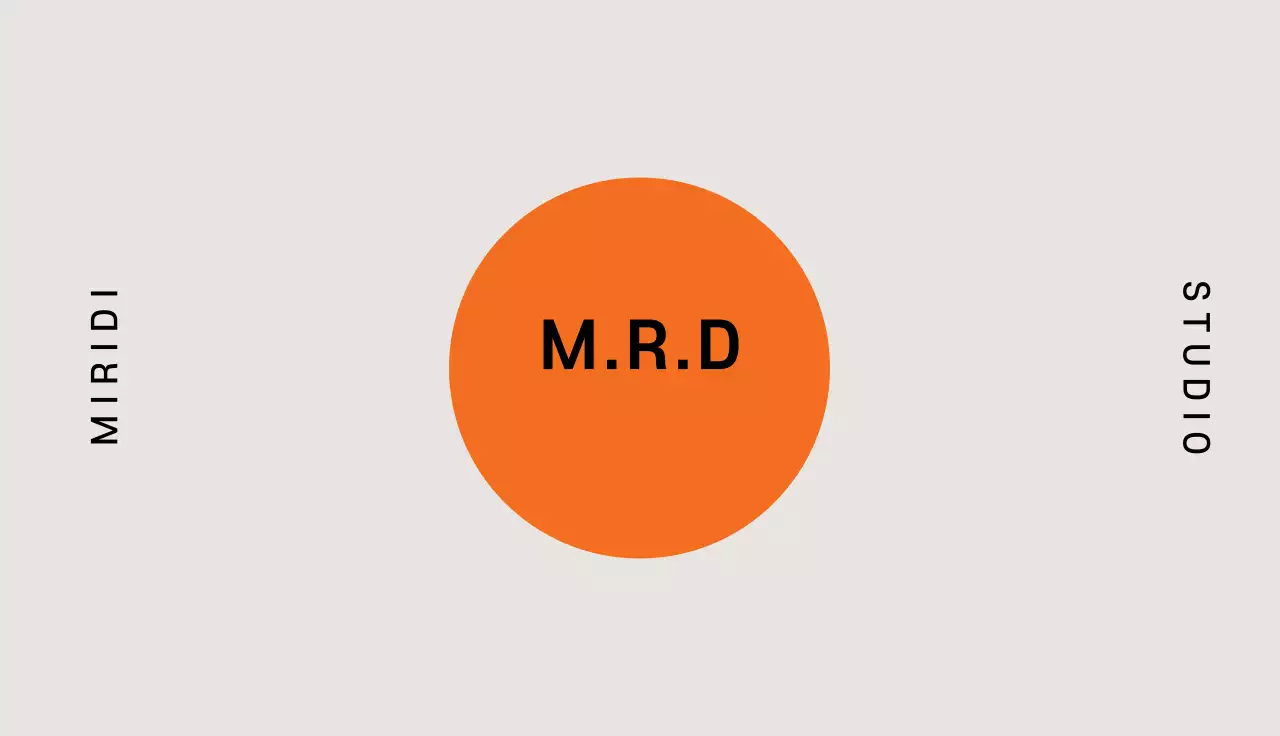 Studio entouré d'orange