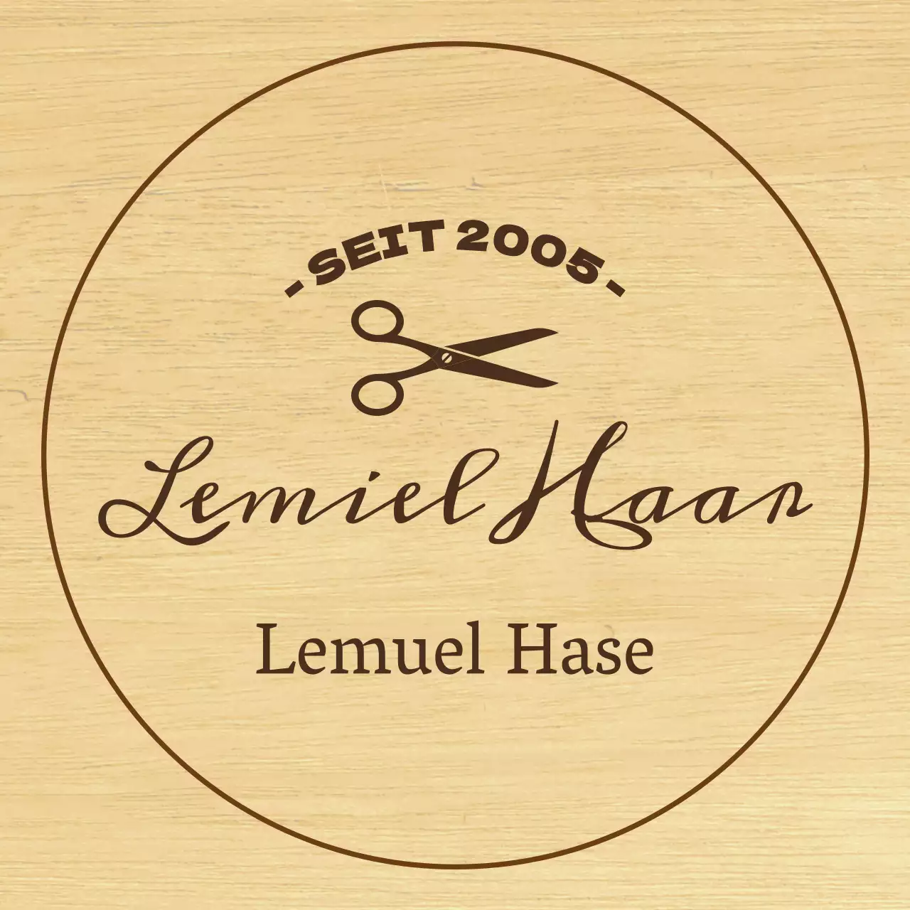 Ein klassisch anmutendes Friseurschild mit schwarzem Text und einer Scherenillustration