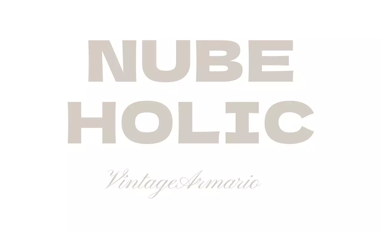 Promocionar una tienda de ropa sencilla de gama alta con texto en blanco y gris