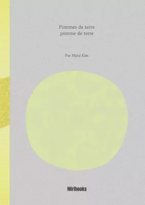 Essai d'aquarelle d'une pomme de terre bouillie sur un fond gris texturé