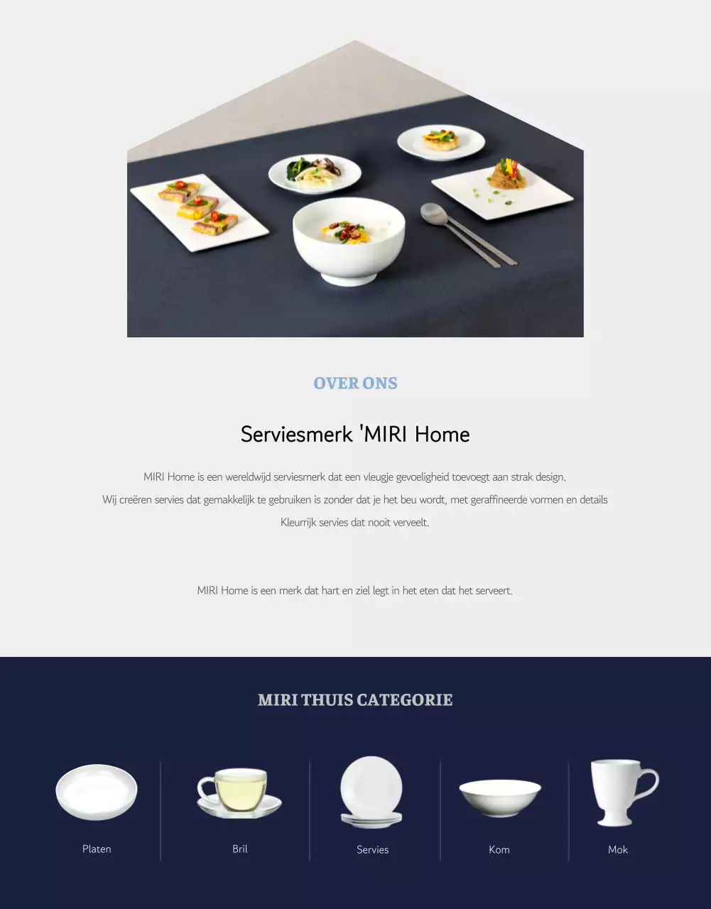 Een keramisch thuiskomstevenement voor pasgetrouwden met een marineblauwe en natuurlijke keuken.