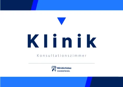 Saubere, schlichte Klinikbeschilderung in Schwarz und Marineblau