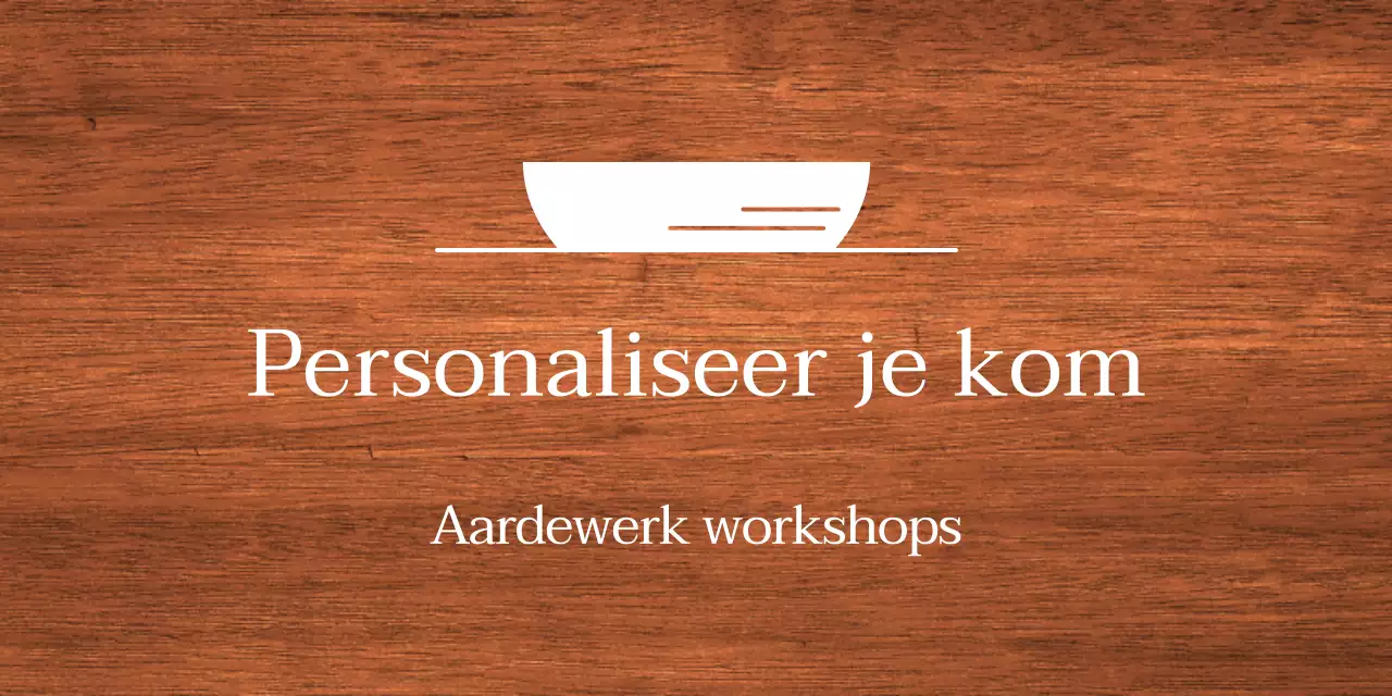 Een eenvoudig werkplaatsbord met witte tekst en een komillustratie