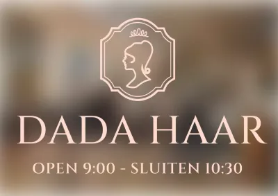 Een schoonheidssalon met roze, luxe inrichting en zijaanzicht van een vrouw.