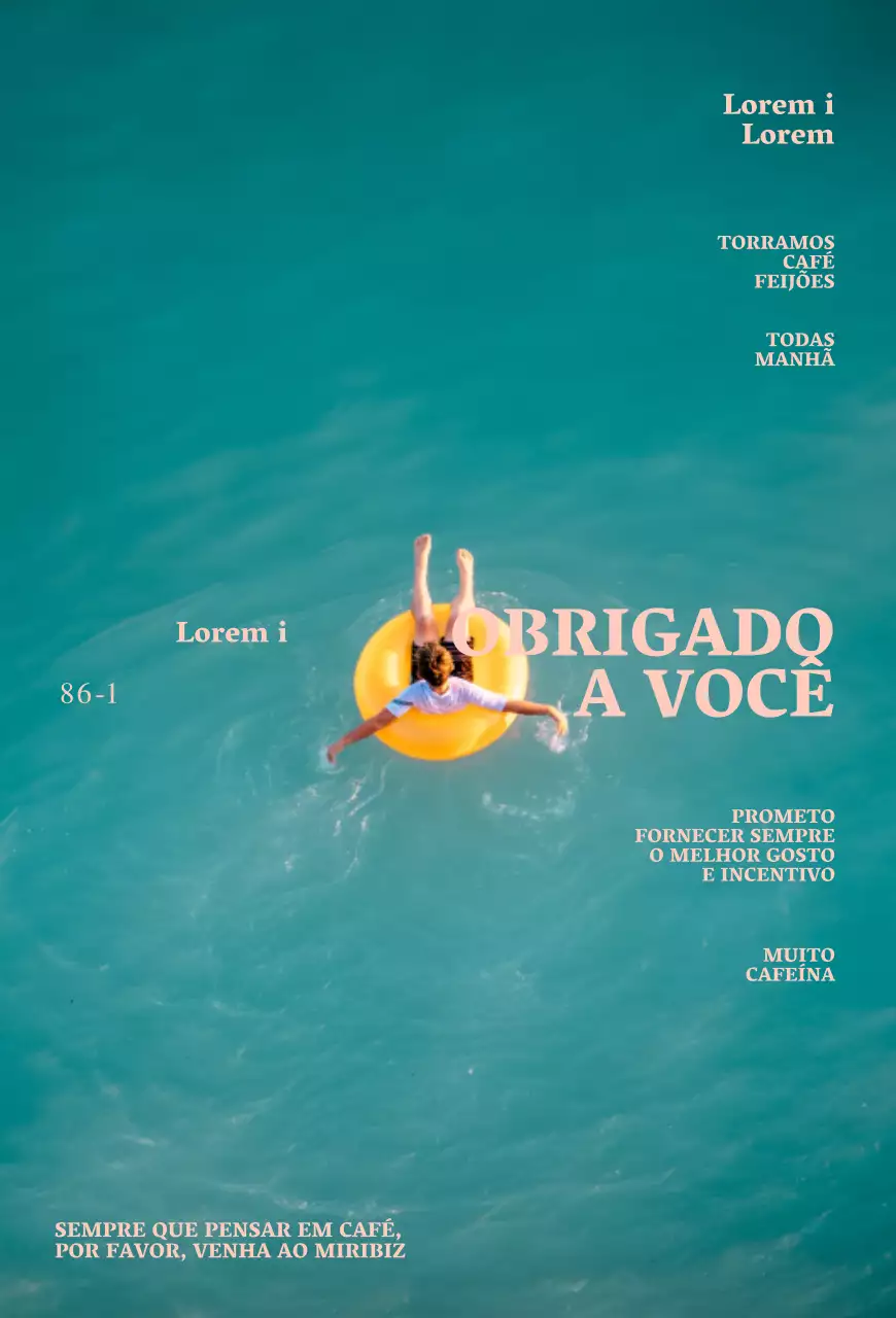 Fotografia de um rapaz num tubo amarelo e o mar