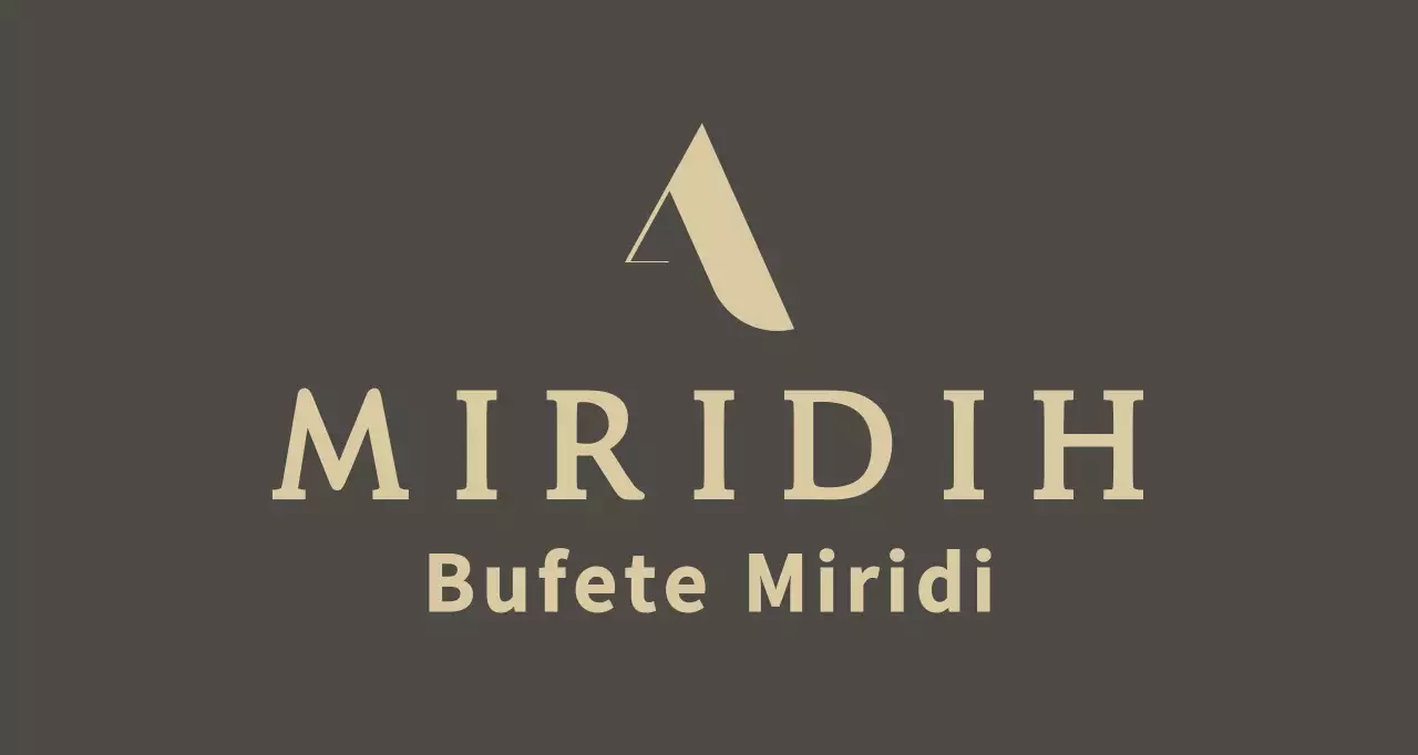 Una balsa marrón de aspecto elegante y caro con el logotipo y el nombre de su bufete.