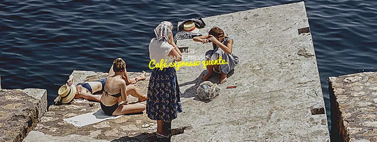 Promoção de um café de verão com raparigas na praia como pano de fundo