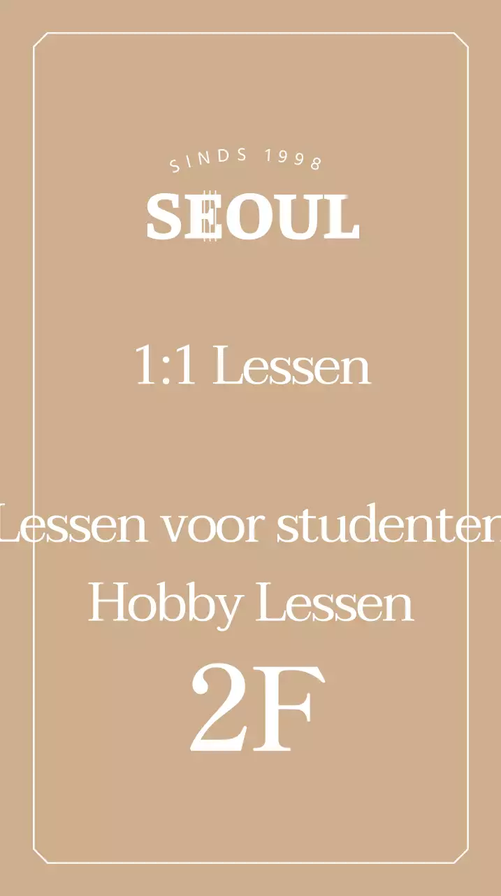 Bewegwijzering met een stijlvol pianoschoollogo op een gouden achtergrond