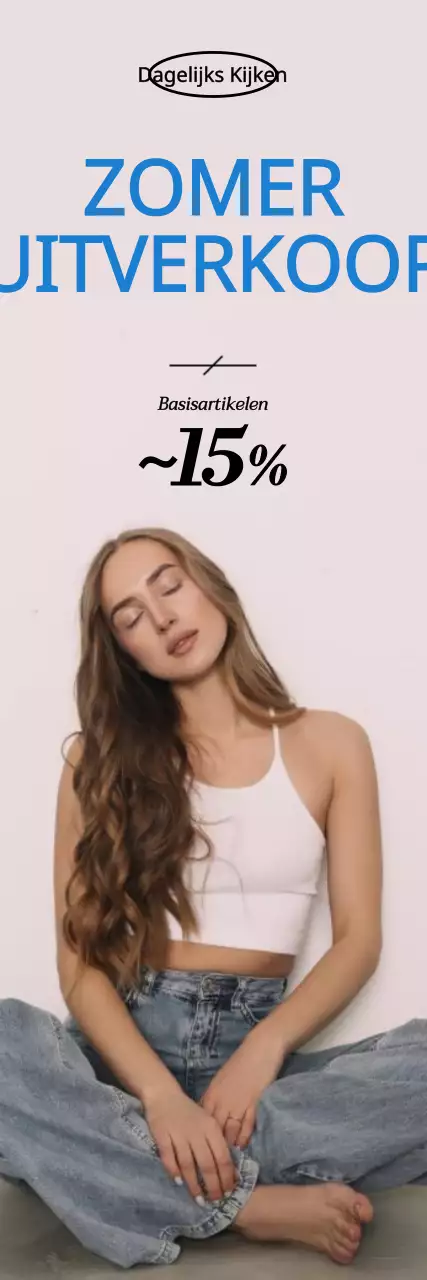 Kledingmodel zittend op de vloer met grijze achtergrond