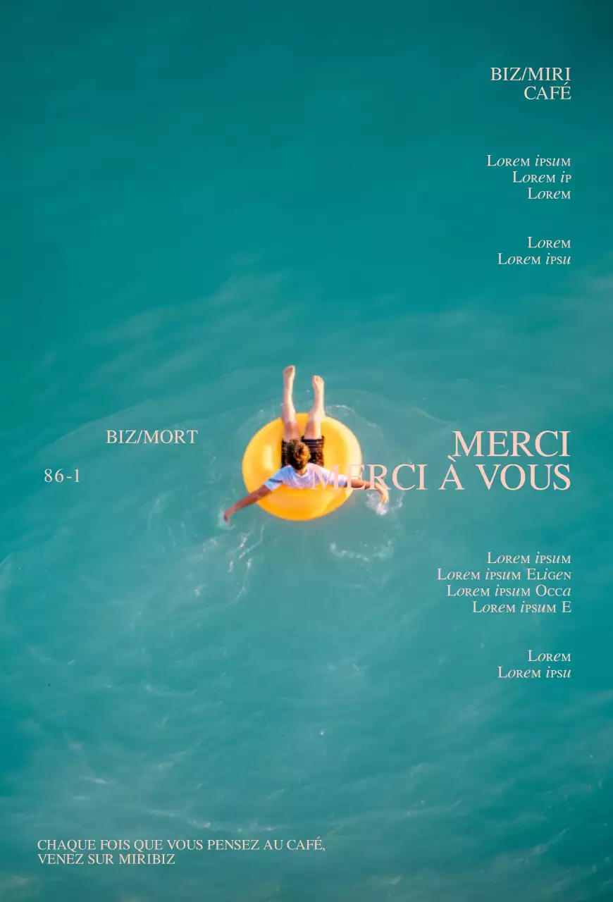 Photo d'un garçon dans un tube jaune et de la mer