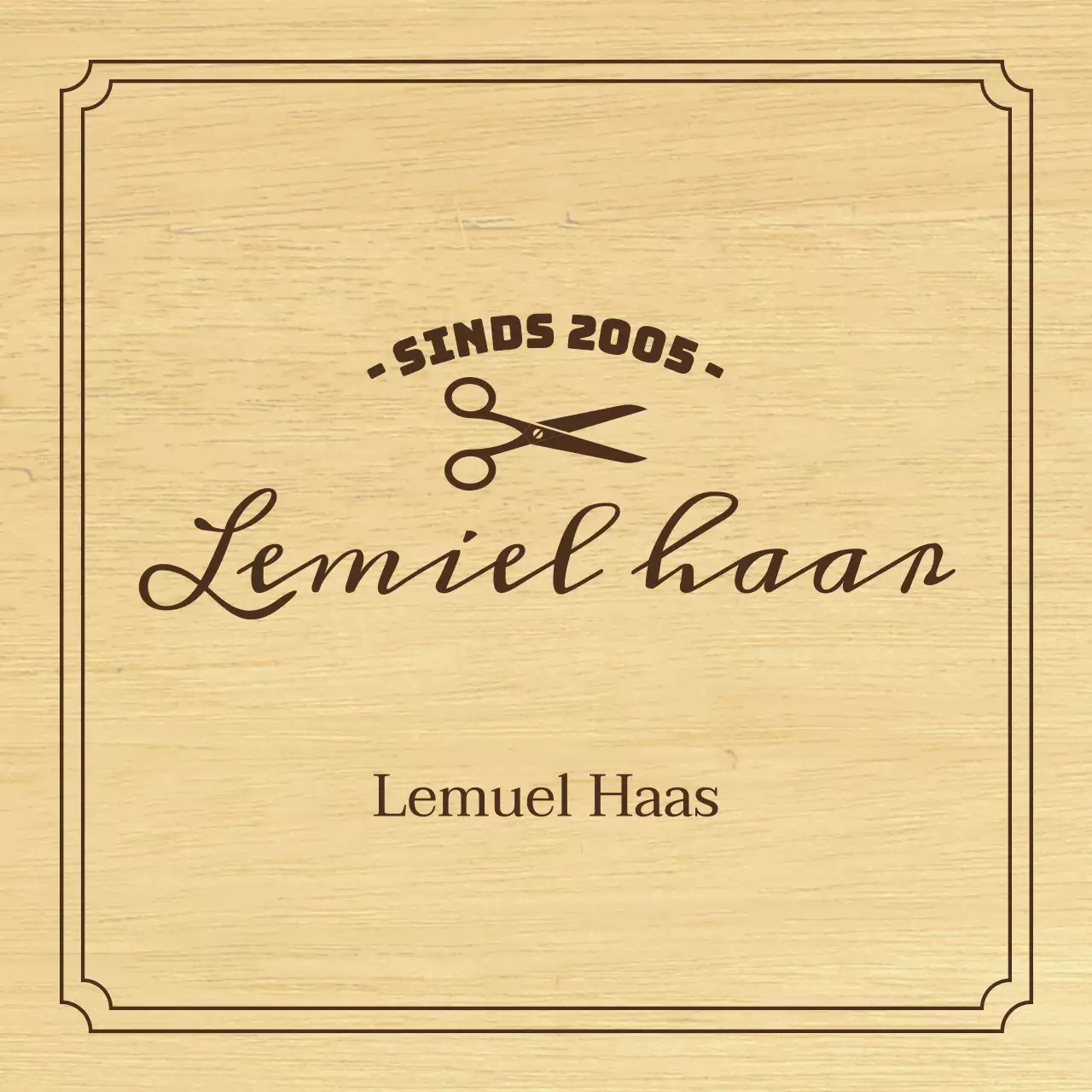 Een klassiek kappersbord met zwarte tekst en een illustratie van een schaar