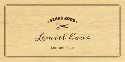 Een klassiek kappersbord met zwarte tekst en een illustratie van een schaar