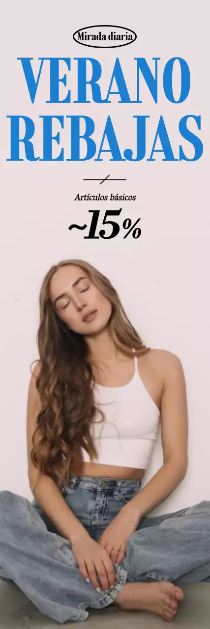 Modelo de ropa sentado en el suelo con fondo gris