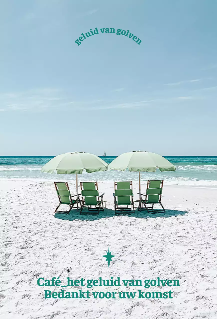 Foto van een parasol op een wit zandstrand