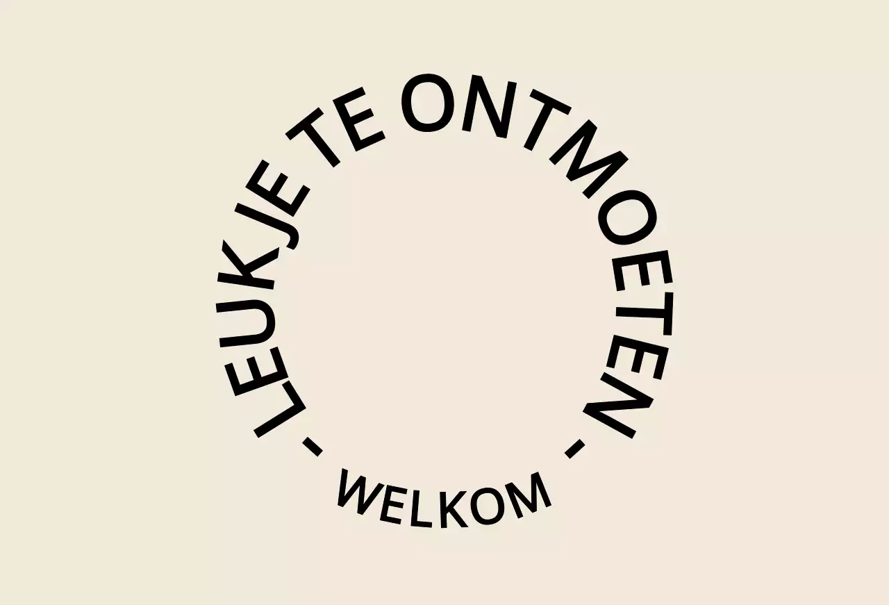 Eenvoudige, emotionele tekststijl in lichtbruin en zwart