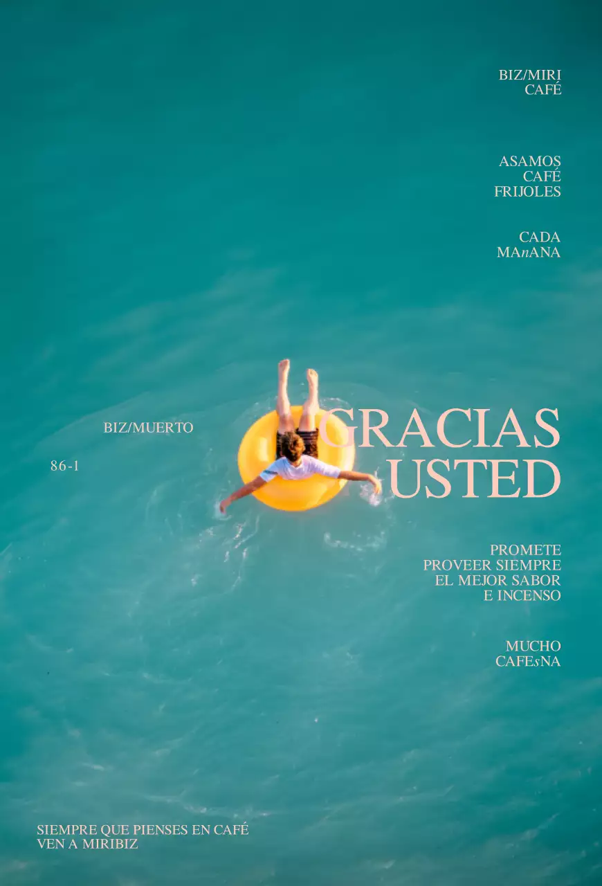 Foto de un niño en un tubo amarillo y el mar