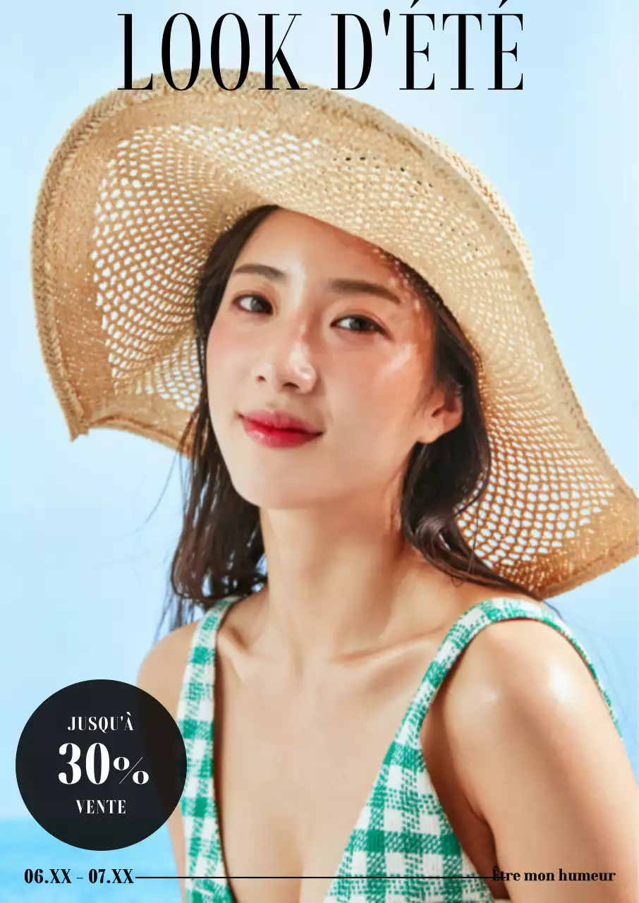 Modèle de vêtements d'été avec un chapeau sur fond bleu