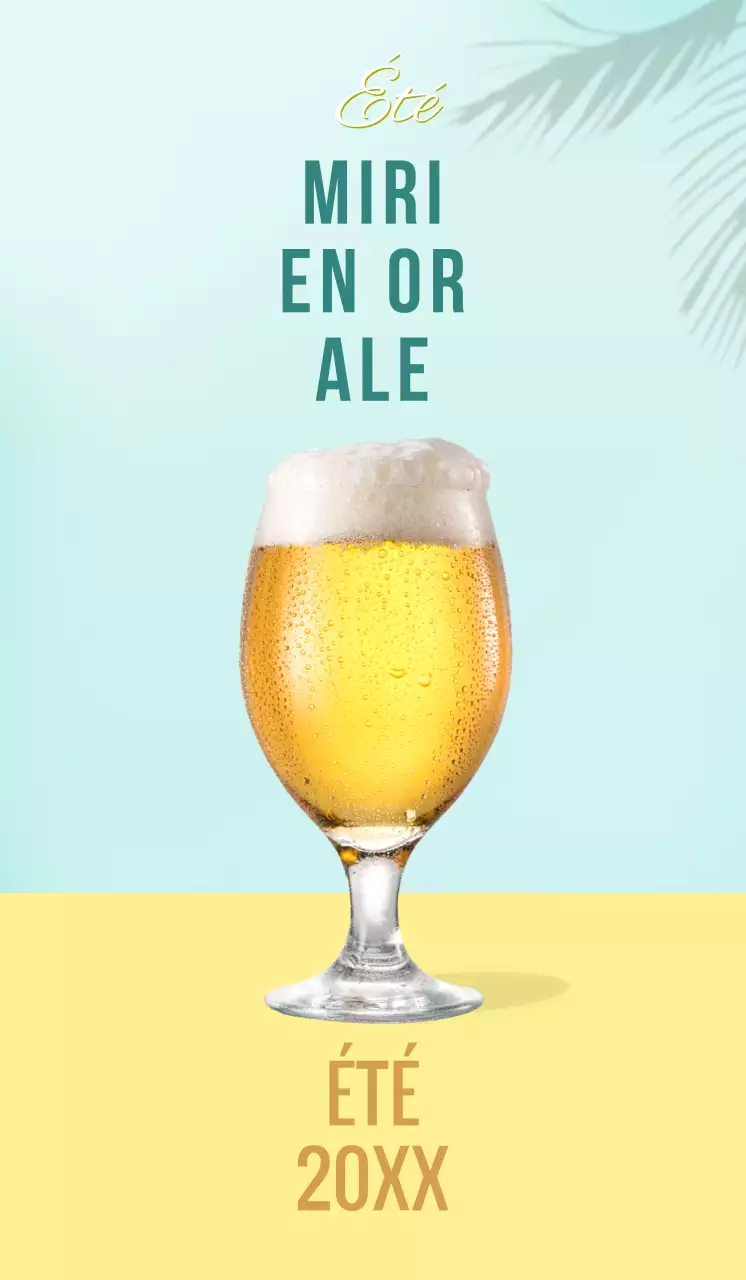 Bière d'été avec palmiers sur fond bleu clair