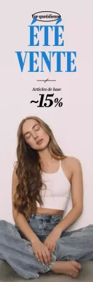 Modèle de vêtement assis sur le sol sur fond gris