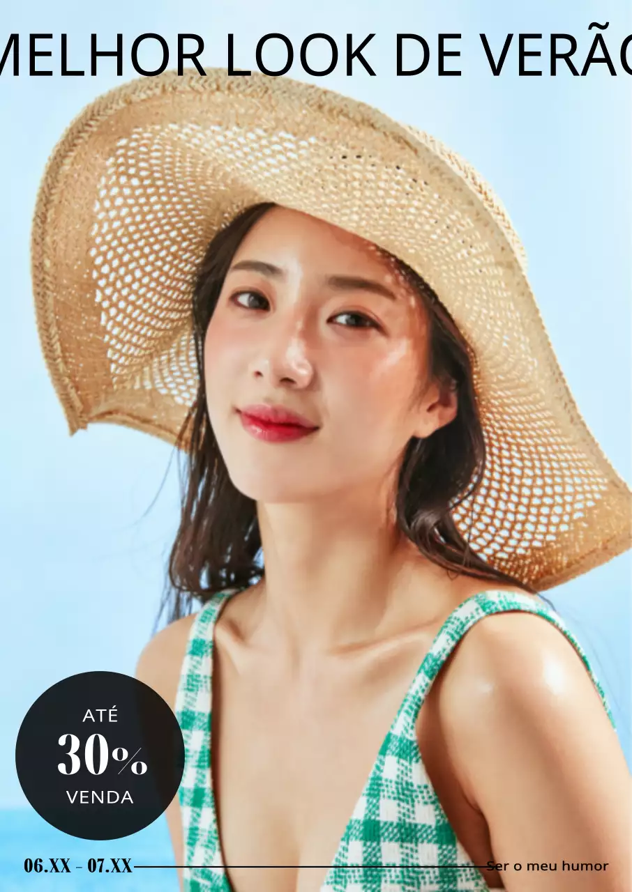 Modelo de roupa de verão com um chapéu sobre um fundo azul