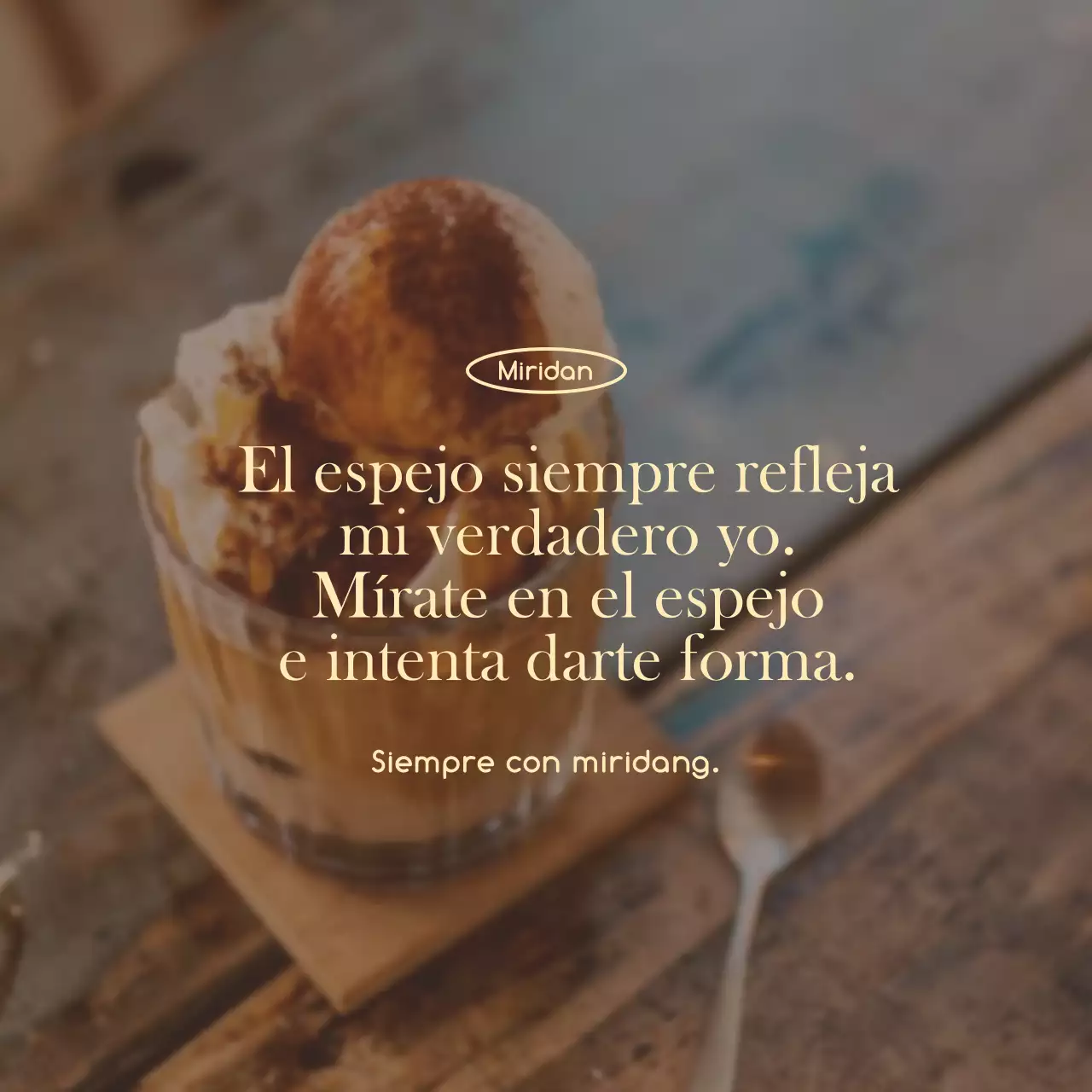 Combinación emotiva y sencilla de fotos y texto de cafetería estilo merchandising y promociones de cafetería