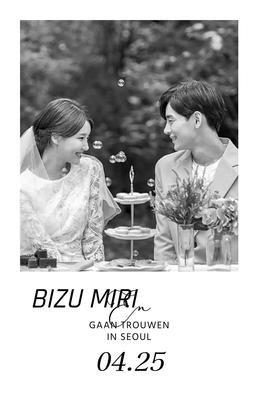 Fotokaart huwelijksuitnodiging met een eenvoudige zwart-wit huwelijksafbeelding