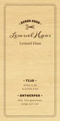 Een klassiek kappersbord met zwarte tekst en een illustratie van een schaar