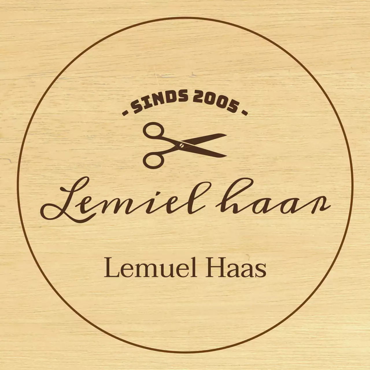 Een klassiek kappersbord met zwarte tekst en een illustratie van een schaar