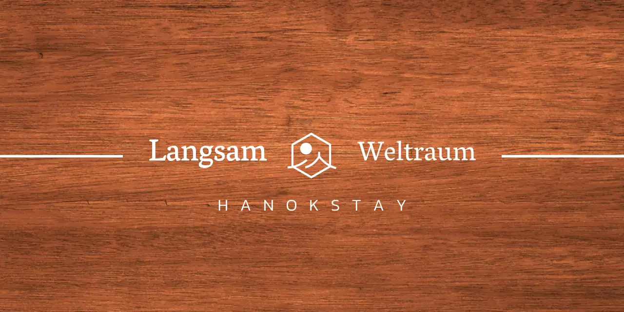 Hanok-Stall-Design mit weißem Dachvorsprung und einem vereinfachten Landschaftslogo