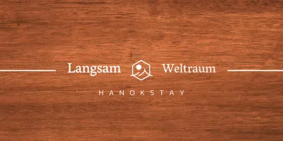 Hanok-Stall-Design mit weißem Dachvorsprung und einem vereinfachten Landschaftslogo