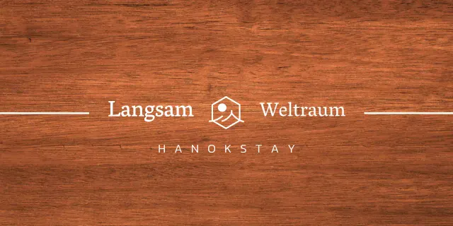 Hanok-Stall-Design mit weißem Dachvorsprung und einem vereinfachten Landschaftslogo