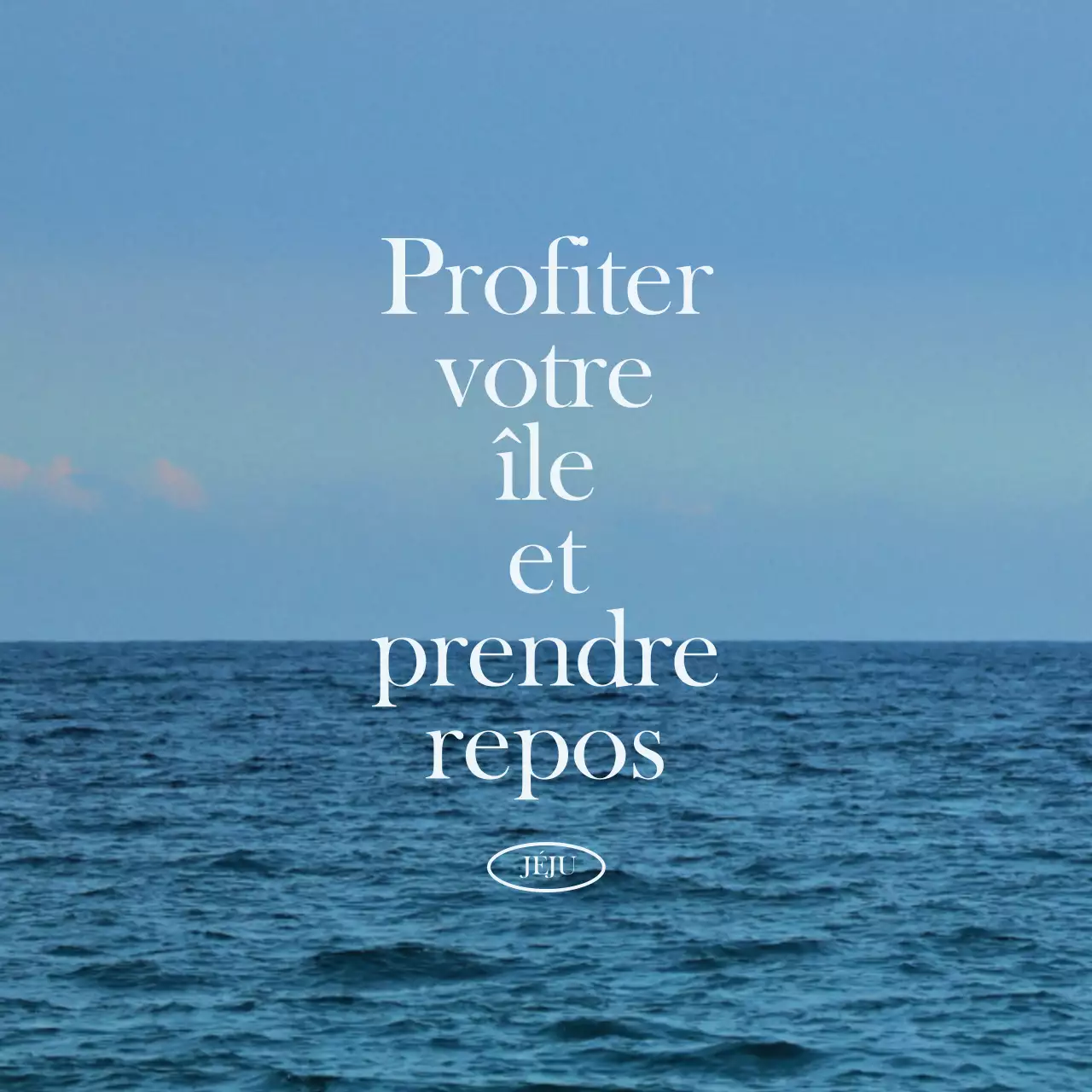 Concevoir un produit touristique textuel émotionnel avec une photo de l'océan apaisante et émotionnelle en toile de fond