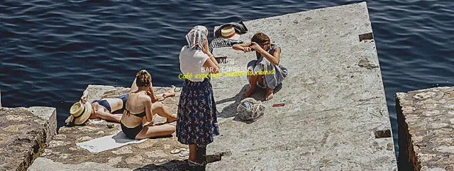 Promotion d'un café d'été avec des filles sur la plage en arrière-plan