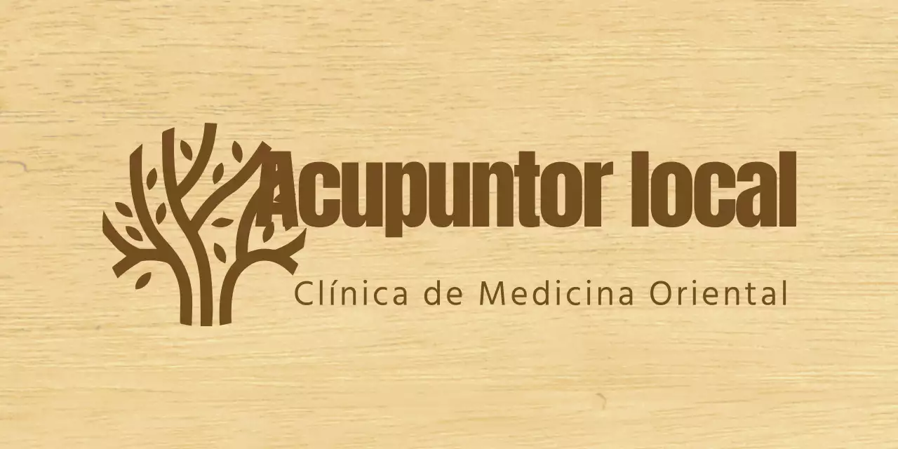 Un rótulo de aspecto elegante para una clínica de medicina coreana, con texto en marrón e ilustración de líneas de madera.