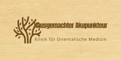 Ein stilvolles Schild für eine Klinik für koreanische Medizin mit braunem Text und einer hölzernen Linienillustration.