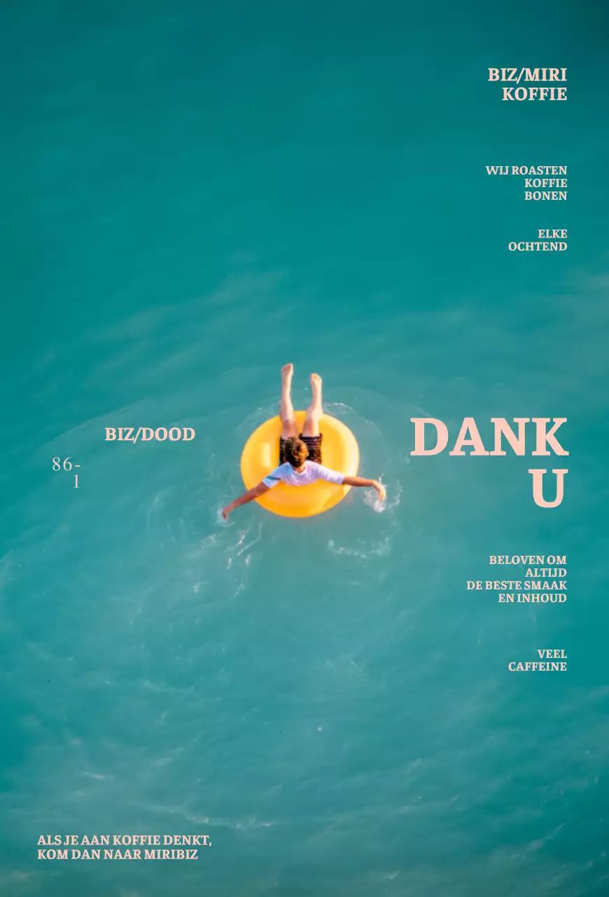 Foto van een jongen in een gele tube en de zee