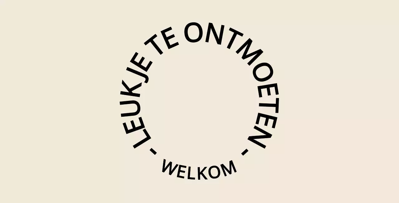 Eenvoudige, emotionele tekststijl in lichtbruin en zwart