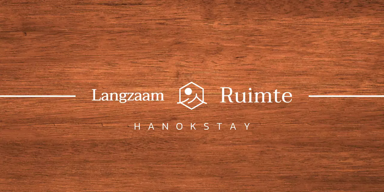 Hanok verblijf ontwerp met witte dakranden en een vereenvoudigd landschapslogo