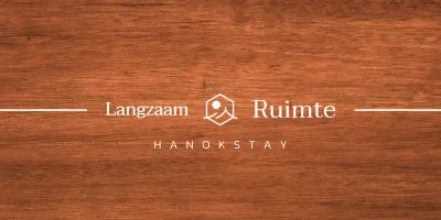 Hanok verblijf ontwerp met witte dakranden en een vereenvoudigd landschapslogo