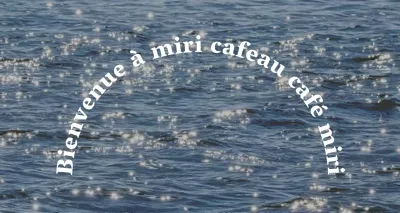 Un chignon de café sentimental avec une photo de vagues d'océan brillantes.