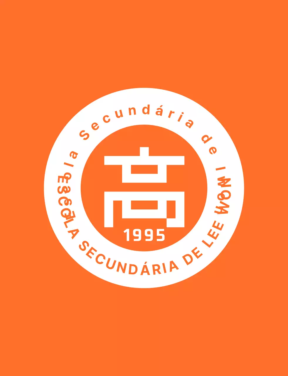 T-shirt do pessoal do festival do liceu num estilo de logótipo com emblema em laranja e branco